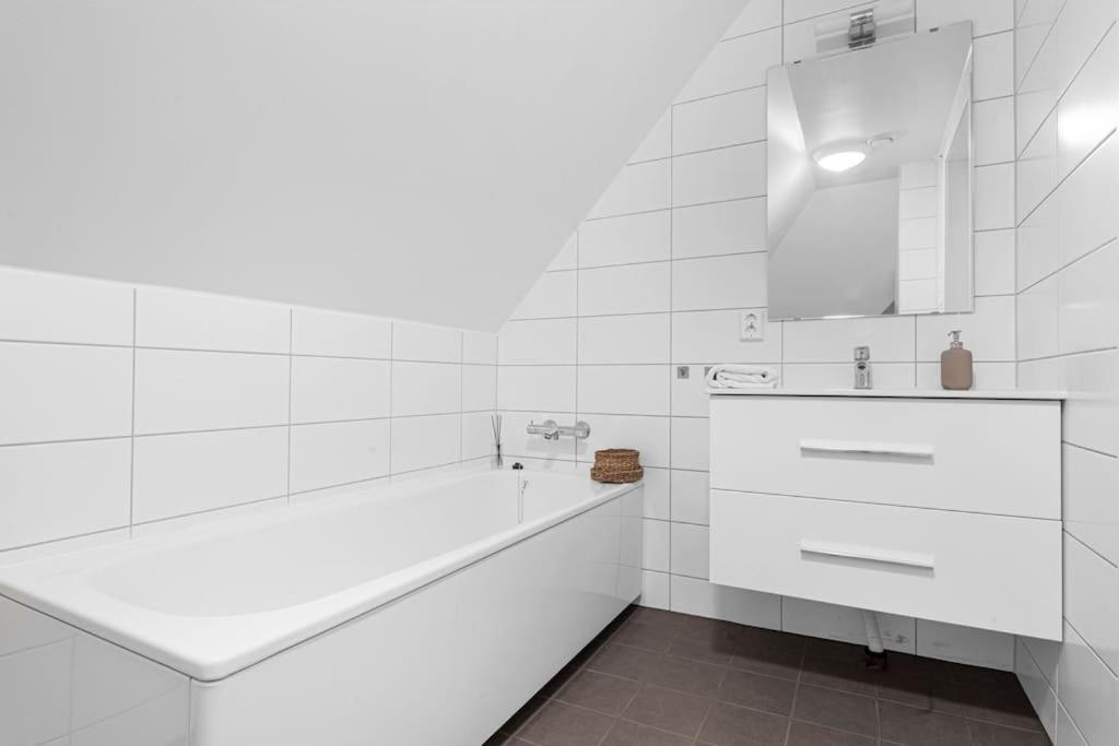 New! Huge Modern Apartment! Fit For Two Families! Bergen Ngoại thất bức ảnh
