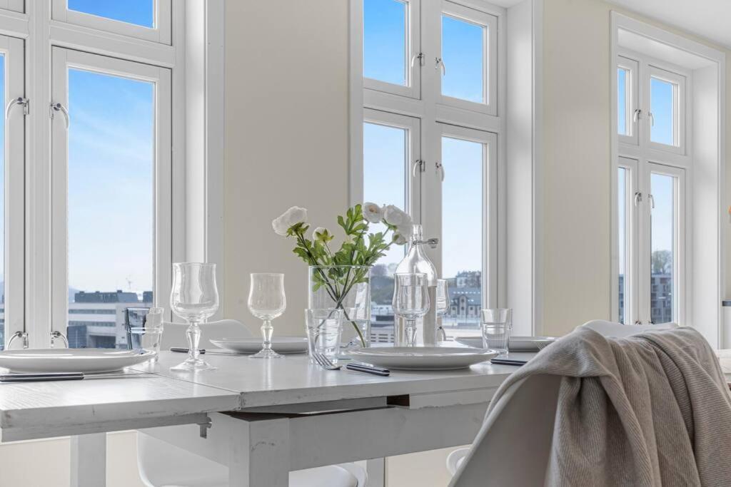New! Huge Modern Apartment! Fit For Two Families! Bergen Ngoại thất bức ảnh