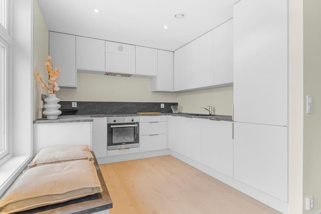 New! Huge Modern Apartment! Fit For Two Families! Bergen Ngoại thất bức ảnh