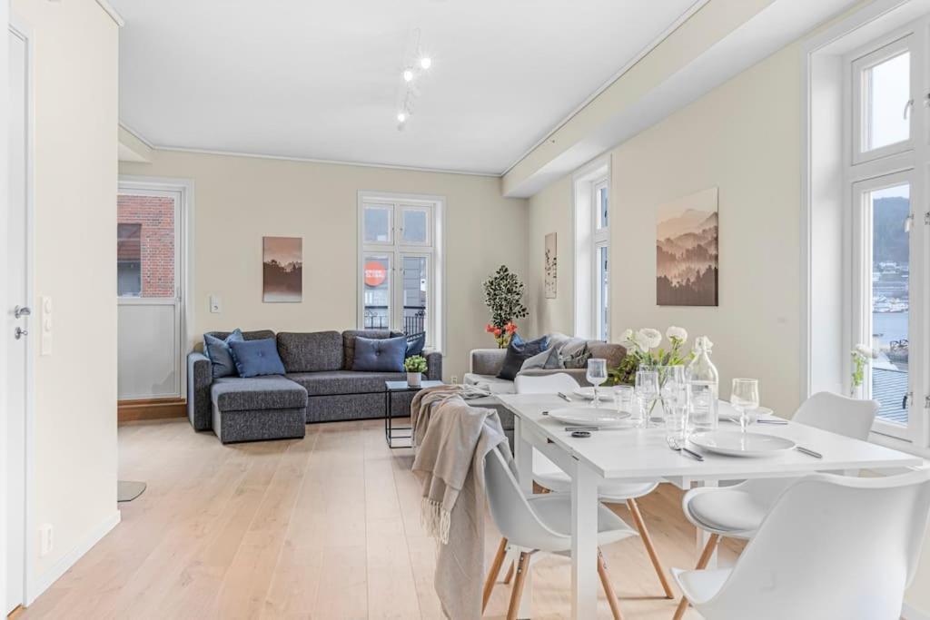 New! Huge Modern Apartment! Fit For Two Families! Bergen Ngoại thất bức ảnh